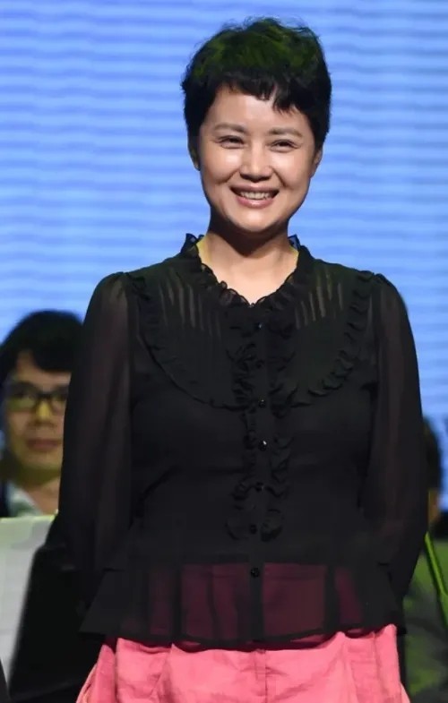 当62岁何赛飞、60岁茹萍和46岁殷桃同框,女人的美真的与年龄无关