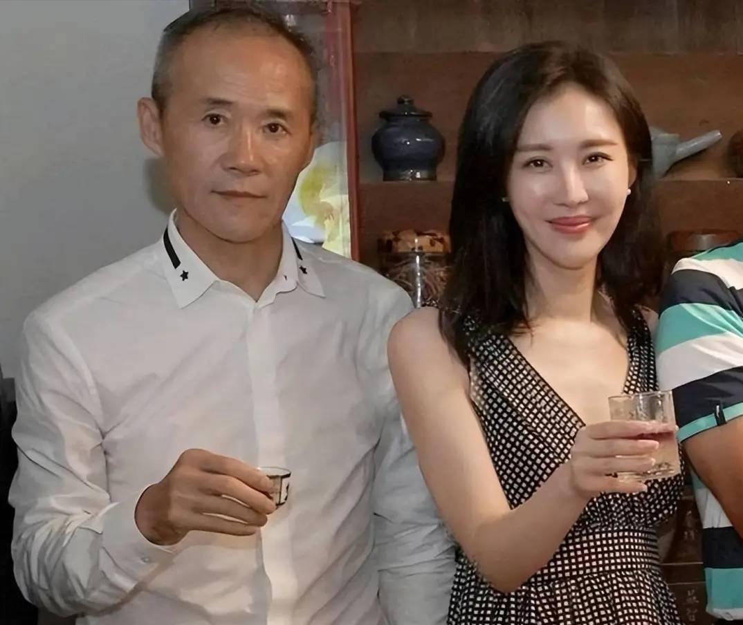 老夫少妻弊端显现,74岁王石被曝婚变!舆论越闹越大田朴珺回应了