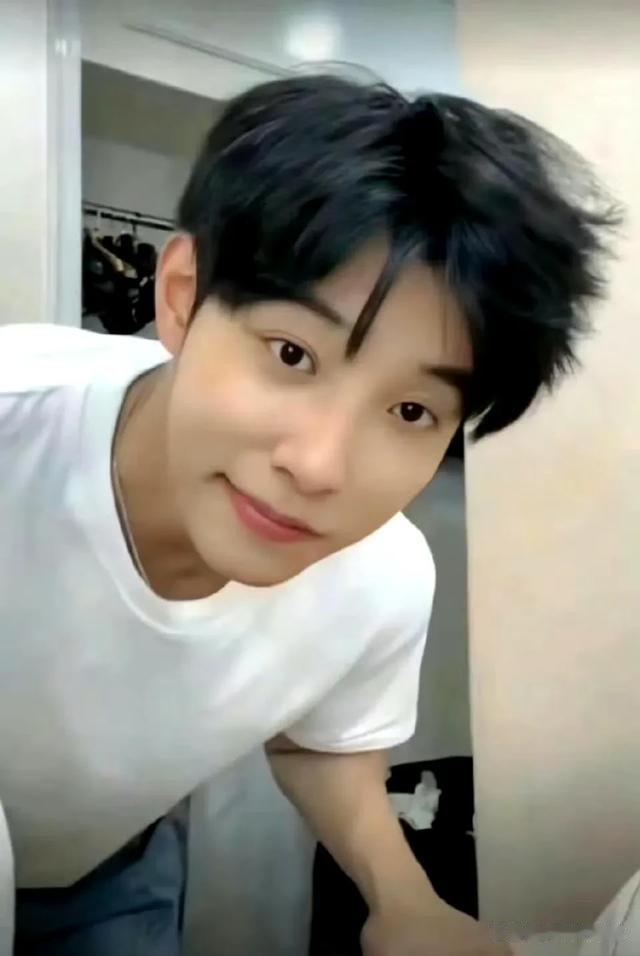 生图暴露短剧霸总真实颜值，没了美颜滤镜，遍地普通人