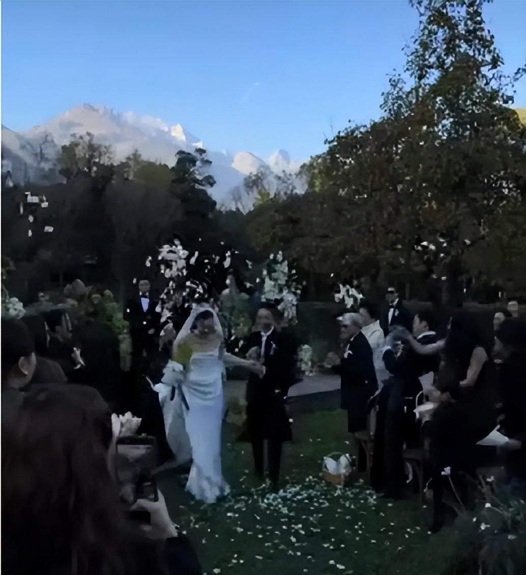 香港霍家娶三儿媳，亲妈朱玲玲没带二婚豪门老公，还剩霍启山单身