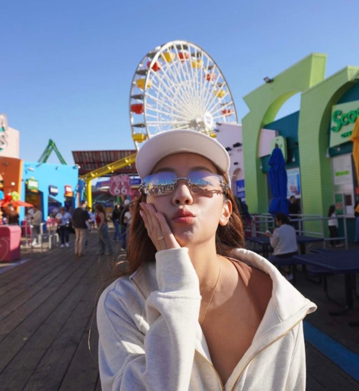 TVB前6亿千金复出乐坛，在火锅店驻唱不感尴尬，曾代表香港出赛