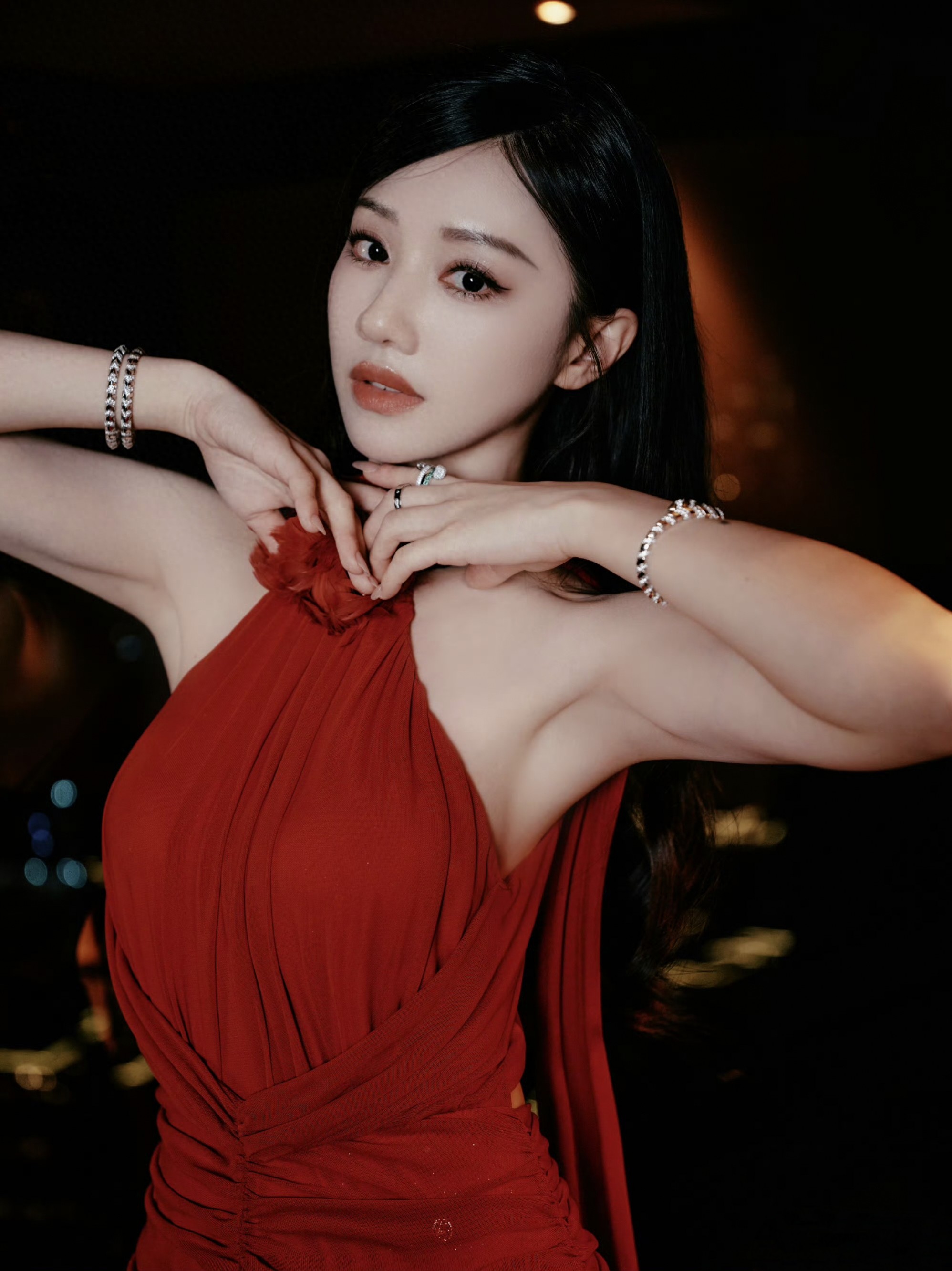 红色挂脖露背披肩长裙的王鹤润美极了