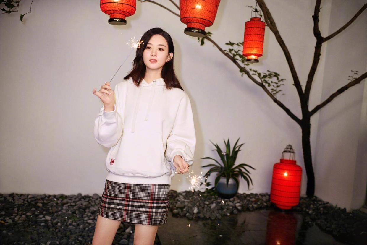 37岁赵丽颖“家居照”火了，打扮随意，无拘无束，那叫一个接地气