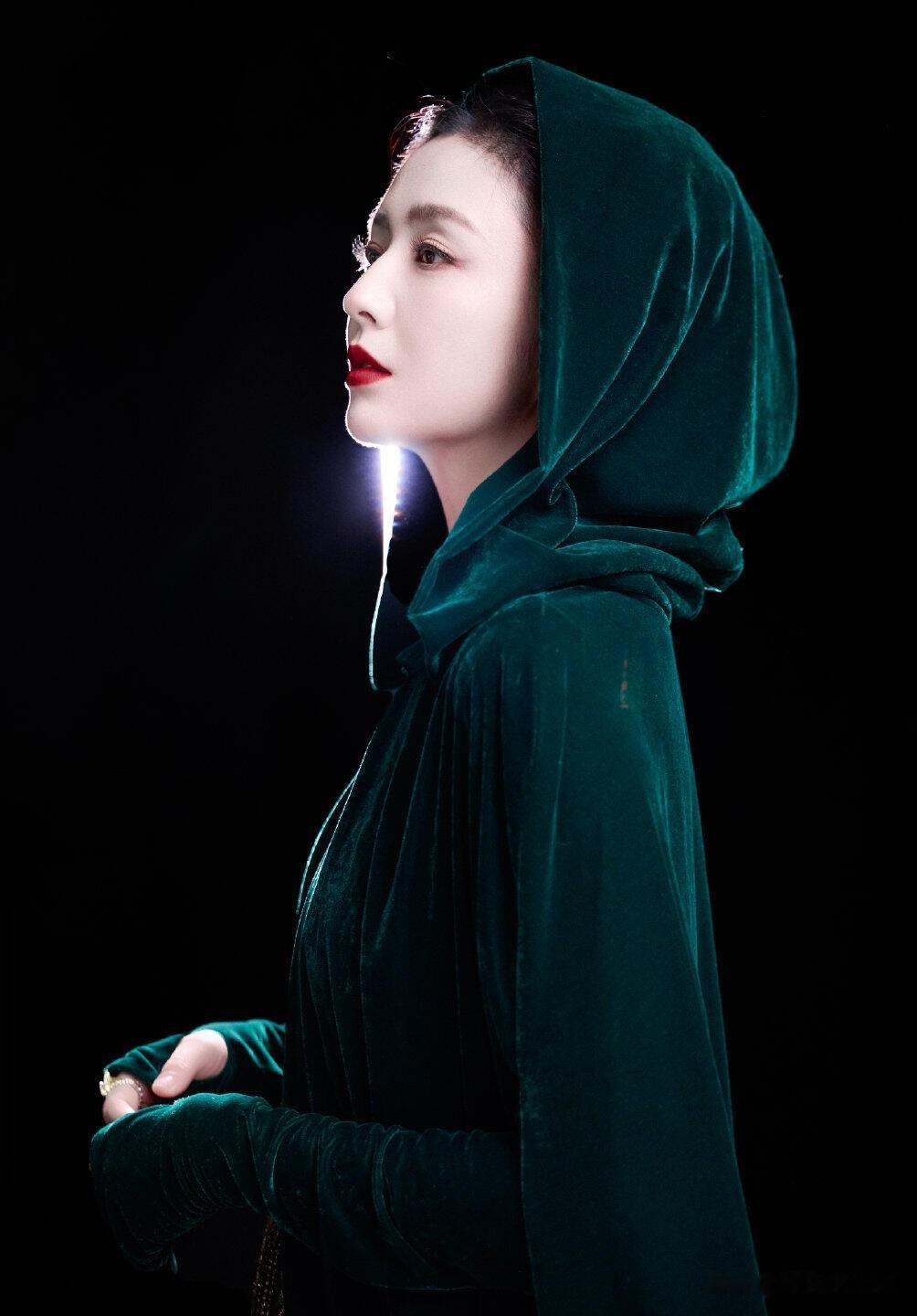 佟丽娅出席国剧盛典红毯，穿墨绿色丝绒斗篷复古吊带裙，美成焦点