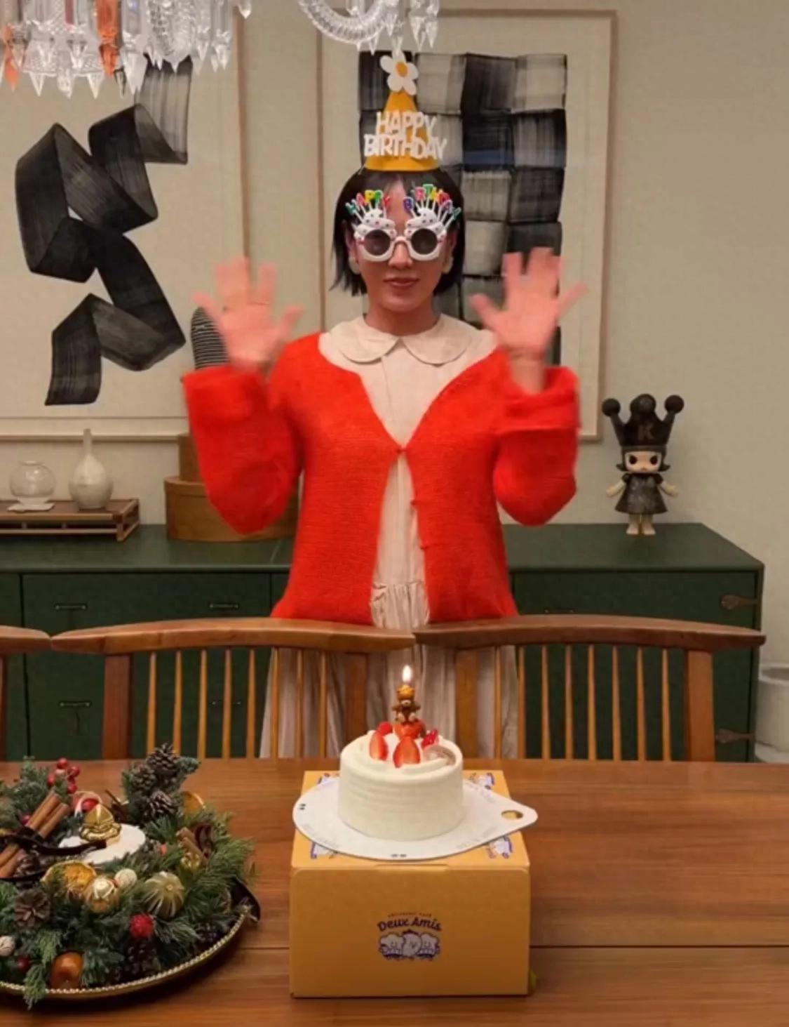 孙艺珍儿子陪她过生日,孕肚明显疑怀二胎,家里的水晶吊灯很奢华