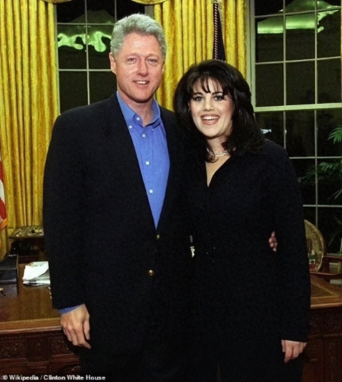 51岁莱温斯基风韵犹存，聊起克林顿哽咽落泪，22岁犯的错代价太大