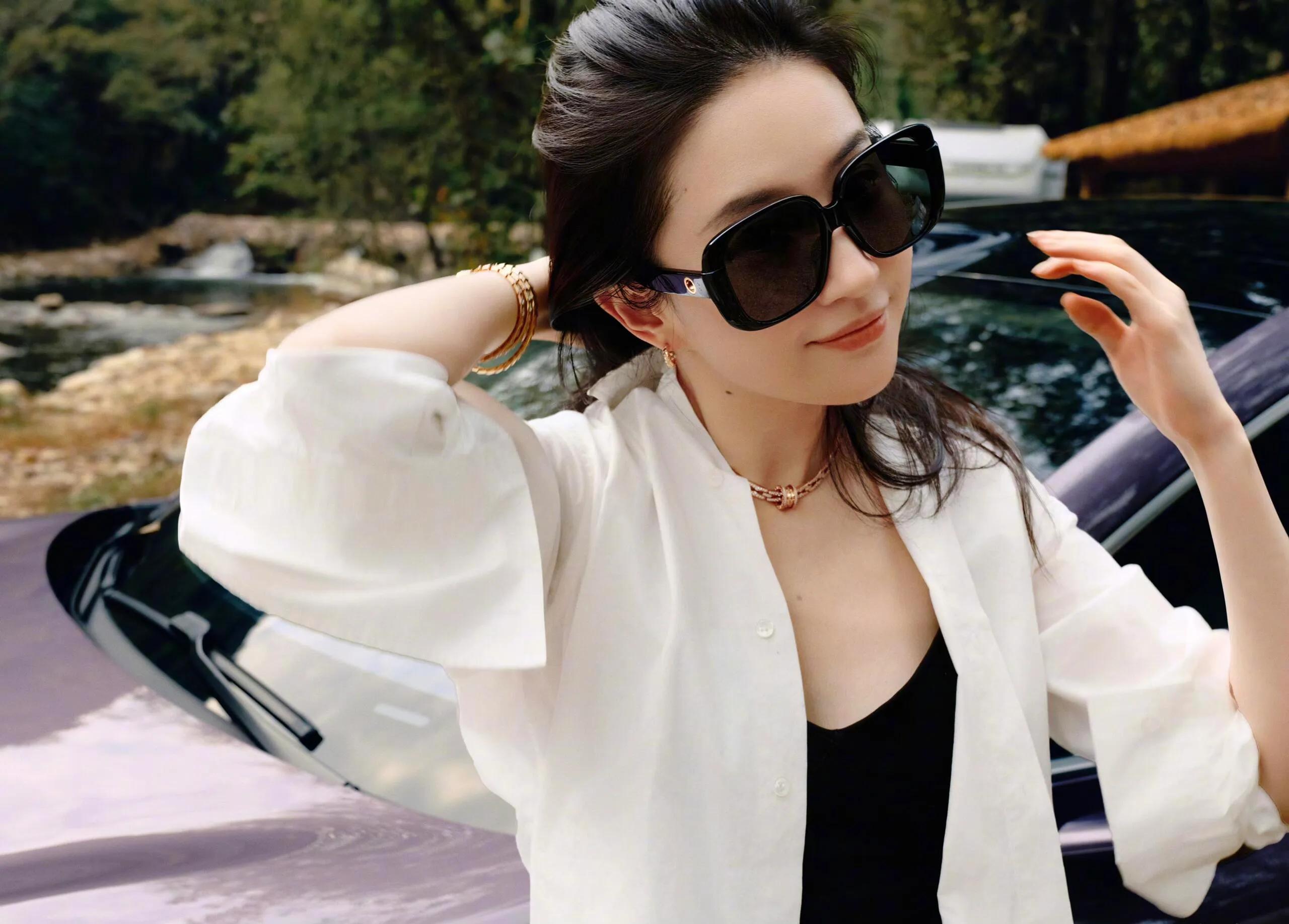 刘亦菲去看舞剧，她穿西装搭lululemon外套，一身黑的她又高又瘦