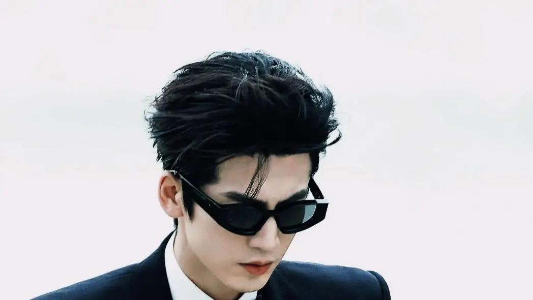 张凌赫亮相ELLE红毯，“海胆头”引全网热议