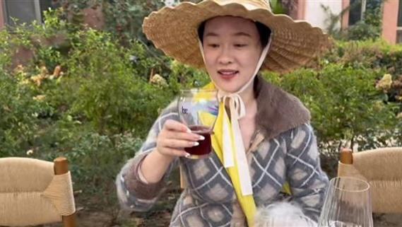 孙红雷全家聚餐，40岁妻子王骏迪皮肤白皙，7岁女儿乖萌可爱