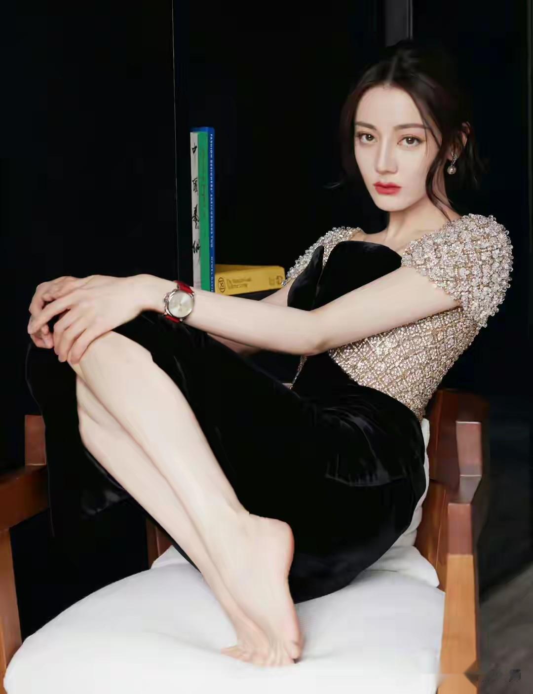 迪丽热巴与陈都灵，两种清纯质感的碰撞，你喜欢谁？