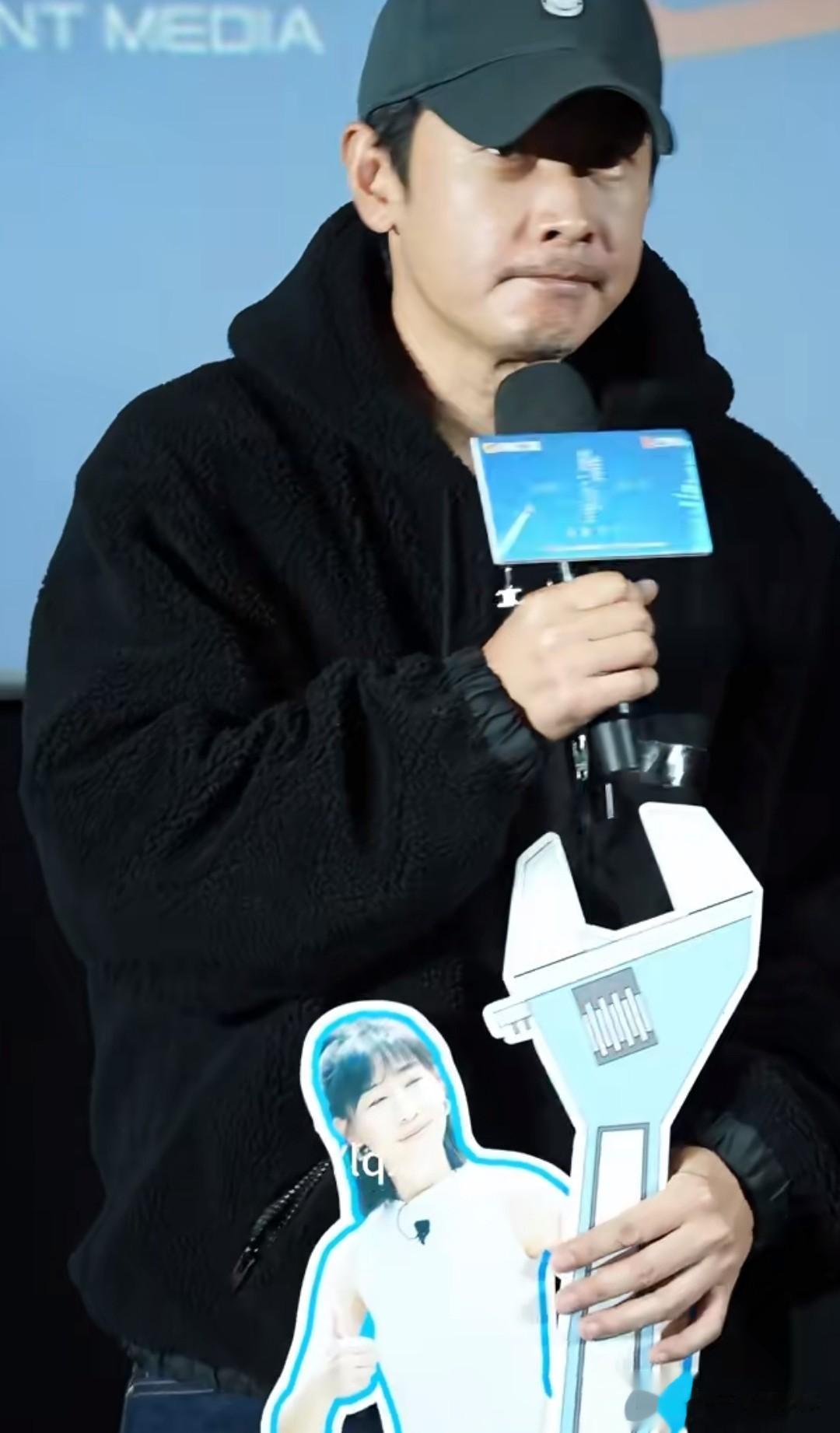 罗晋现身线下活动宣传新剧,瘦了很多,状态还没恢复有些憔悴