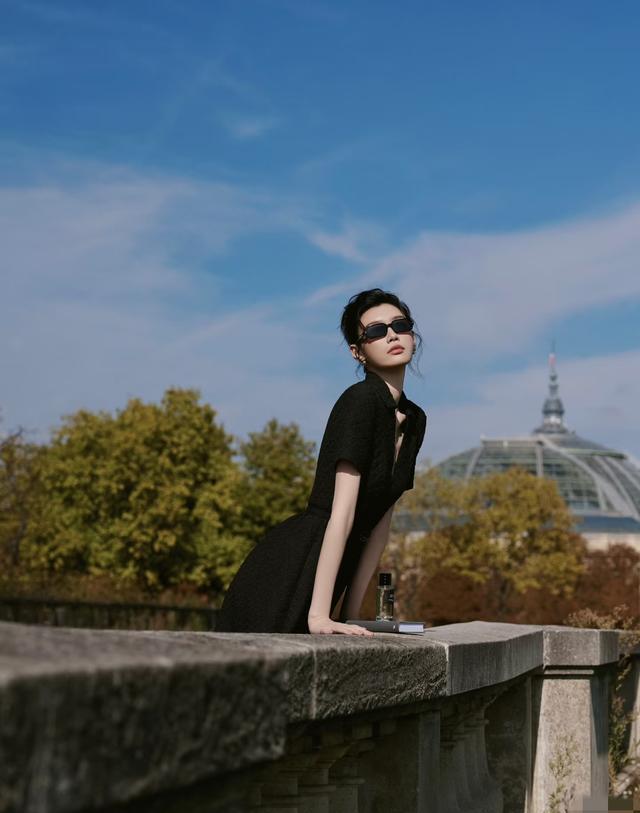奚梦瑶更新巴黎美照，这下估计何猷君的屏保都要换冒烟！