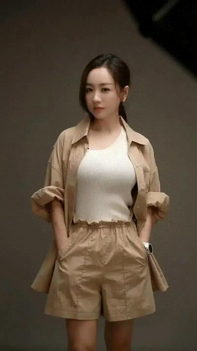 43岁的杨蓉身材管理很到位，身高不够身材来凑，是你的理想型吗？