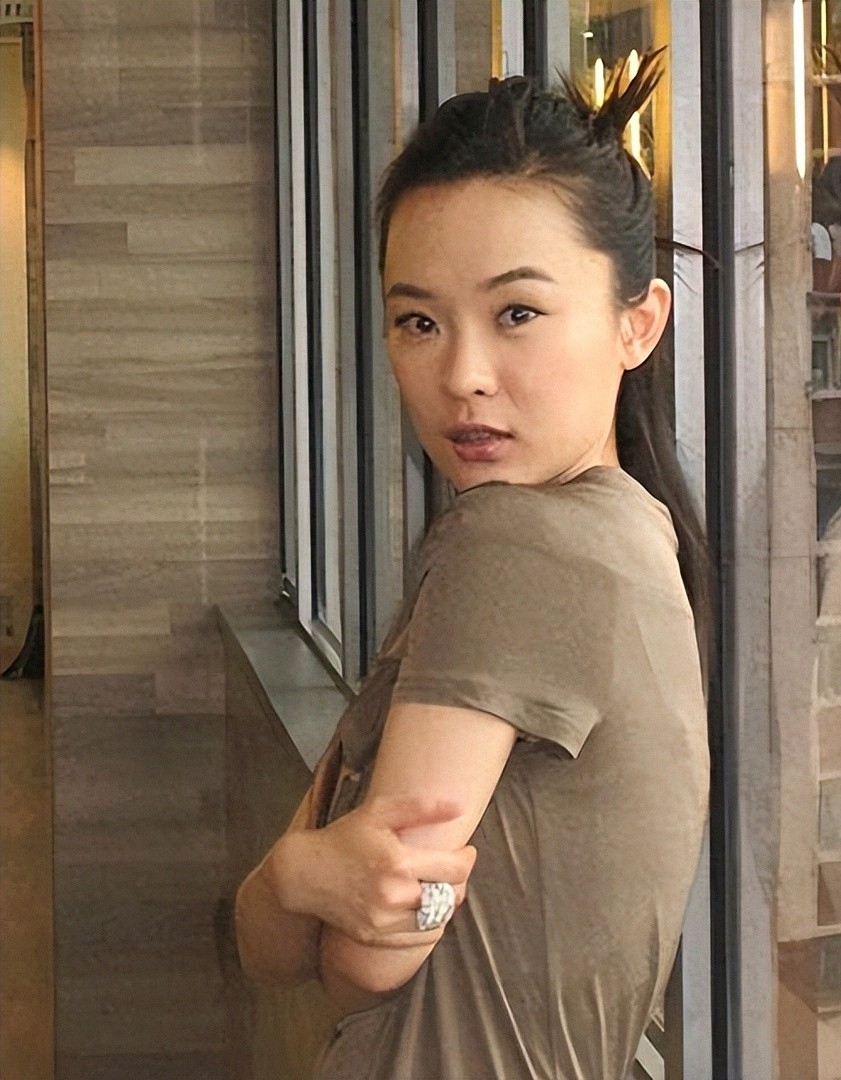 45岁霍思燕与杜江同框回京,皮草配靴子穿搭过时,五官男相认不出