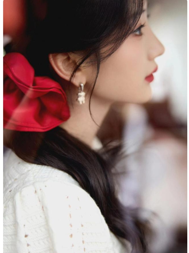 毛晓彤央视国庆晚会花絮,红裙造型明媚似骄阳