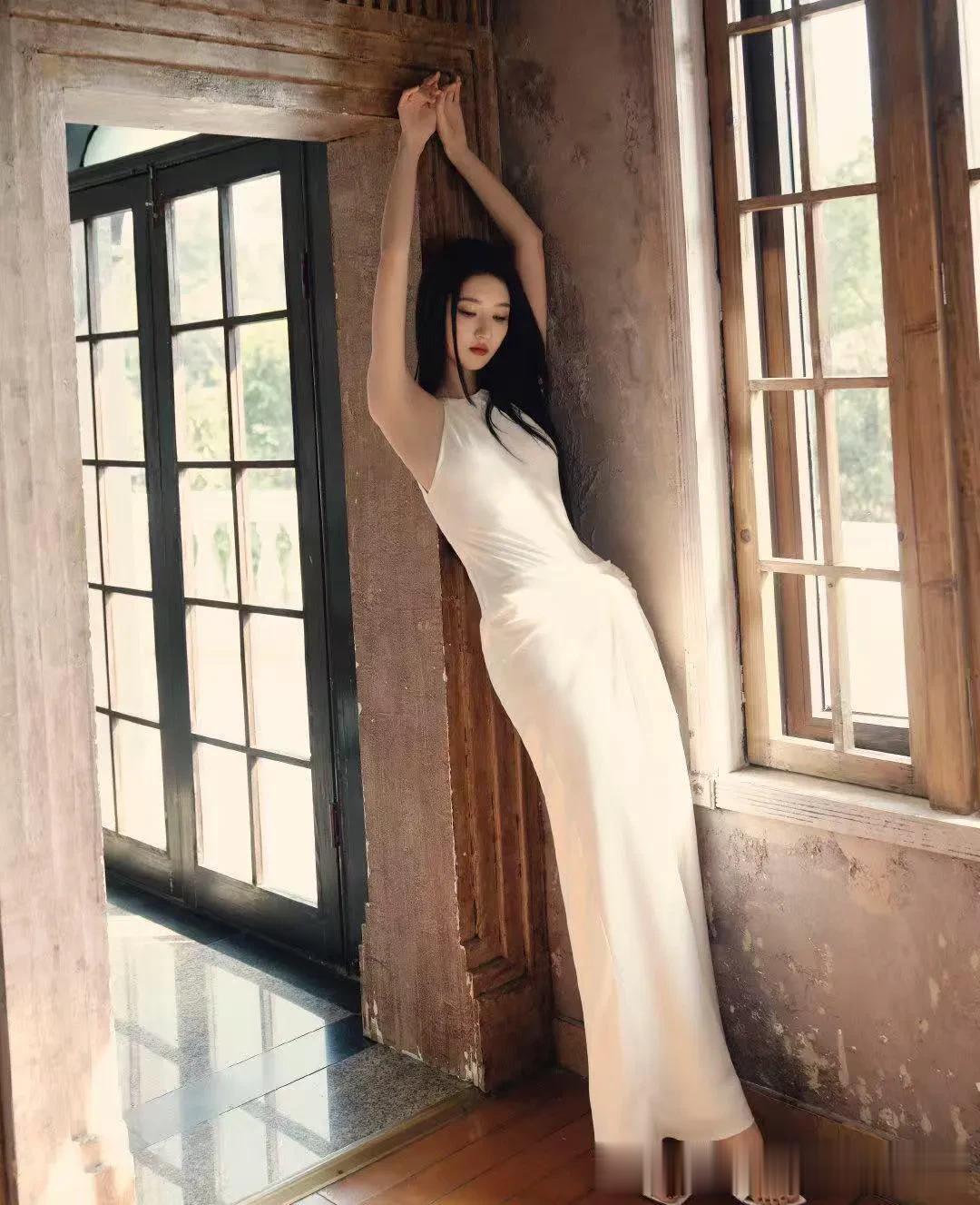 被王玉雯的好身材折服!一袭白色挂脖裙,窈窕曲线好撩人!