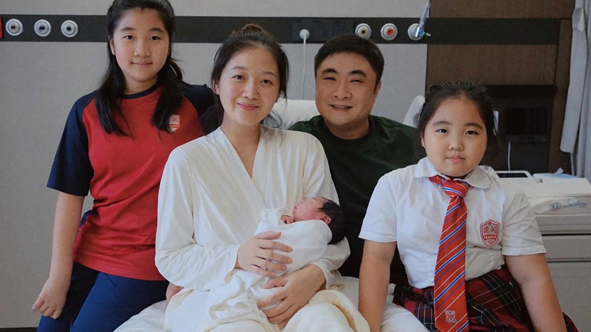 乔杉妻子官宣三胎得子，两女儿到产房迎接，父女四人共用一张脸