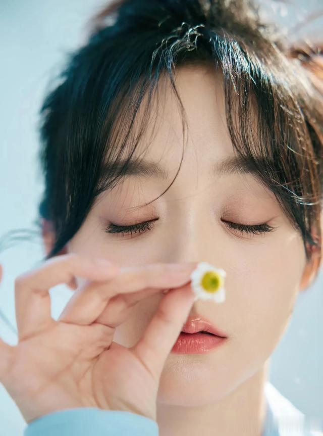 美女图集第648期——何泓姗