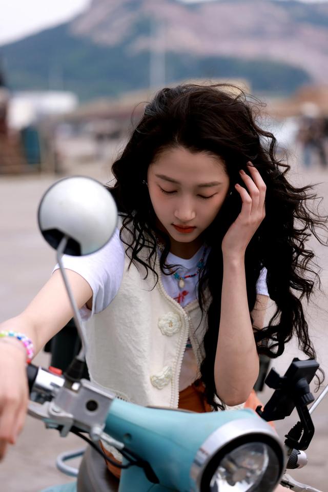 关晓彤,羊毛卷发型好有活力感,满屏都是头发,好漂亮的妈生脸