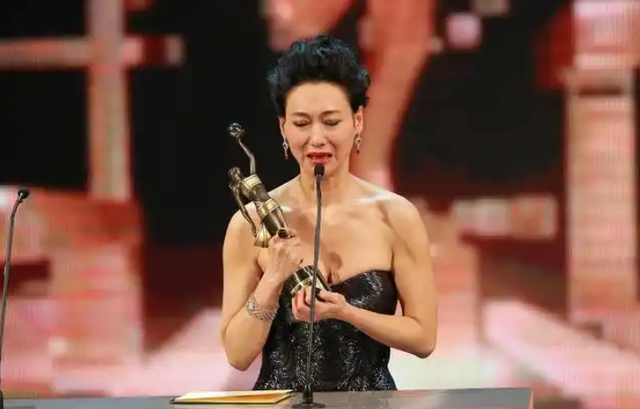 华表奖这晚，座次暴露江湖地位，成龙陈凯歌坐一边，C位雷打不动