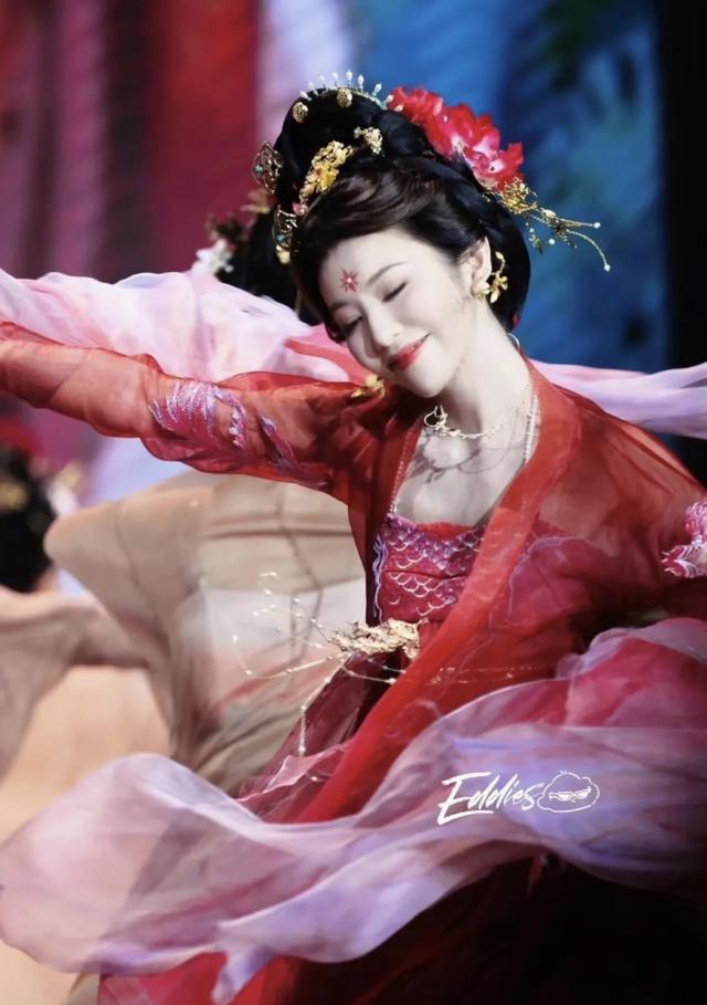 李云霄不仅是旗袍的神,穿汉服同样美得不可方物,雍容华贵似牡丹