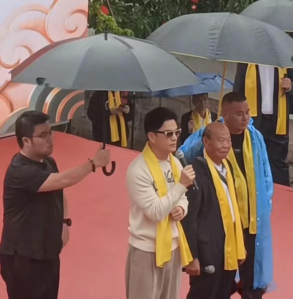 68岁吕良伟父子回陆川祭祖！开劳斯莱斯倍有面，因生于越南惹争议