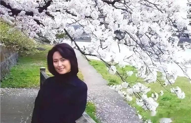 一婚丈夫嫌她太有名,二婚嫁豪门至今无子,今62岁被宠成\公主\