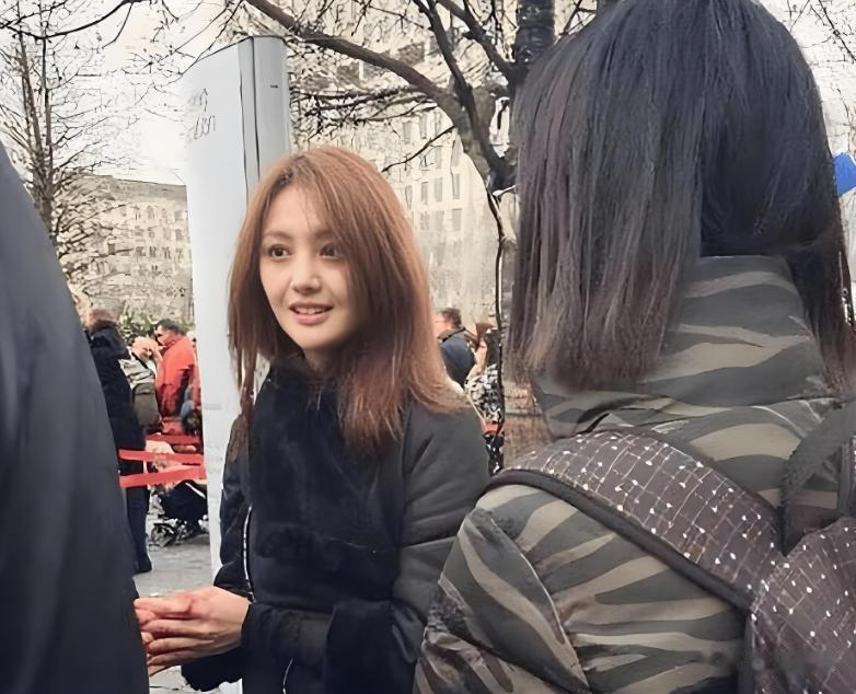 35岁郑爽美国照流出:欠债9000万却“躺平”养狗?日子过得太滋润