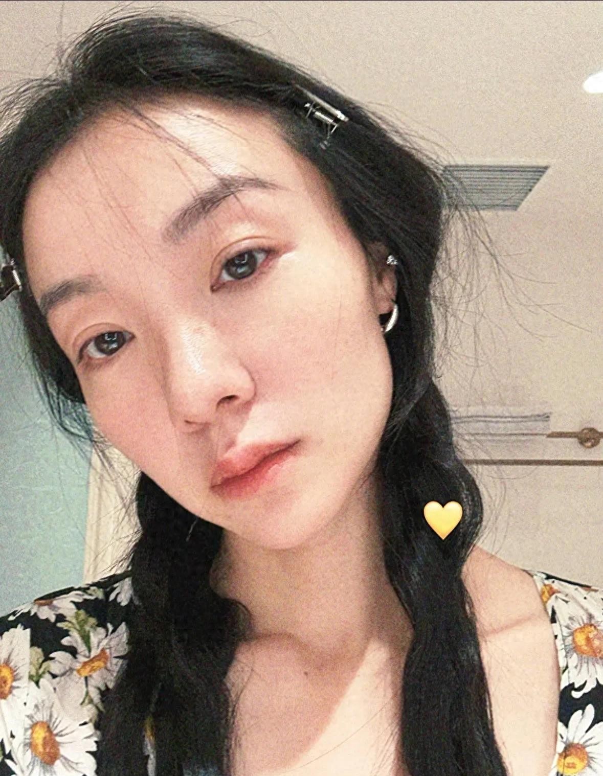 齐溪41岁像少女,王传君邋遢像流浪汉,一家三口穿什么土气