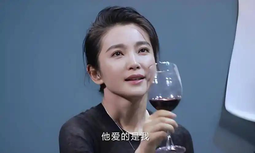 外表是仙女，私下里却是“老酒鬼”的5位女明星，闫妮出人意料