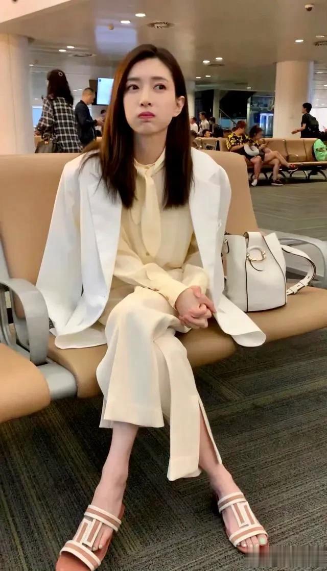 江疏影喜欢穿拖鞋，有种痞帅的感觉