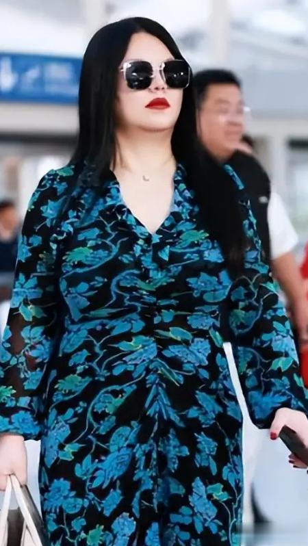 王诗龄与何超莲同框，颜值秒杀何，婴儿肥消失，与李湘年轻时撞脸