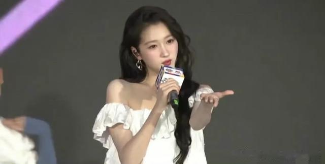 关晓彤最新造型,白色短裙搭微卷发美出新高度,美腿又细又长羡慕