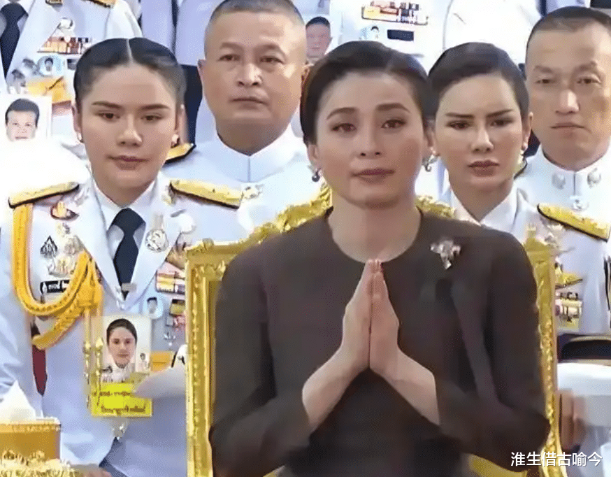 泰王新宠巴帕颂整容脸明显，抱着玛哈爱犬出宫，苏提达都斗不过她