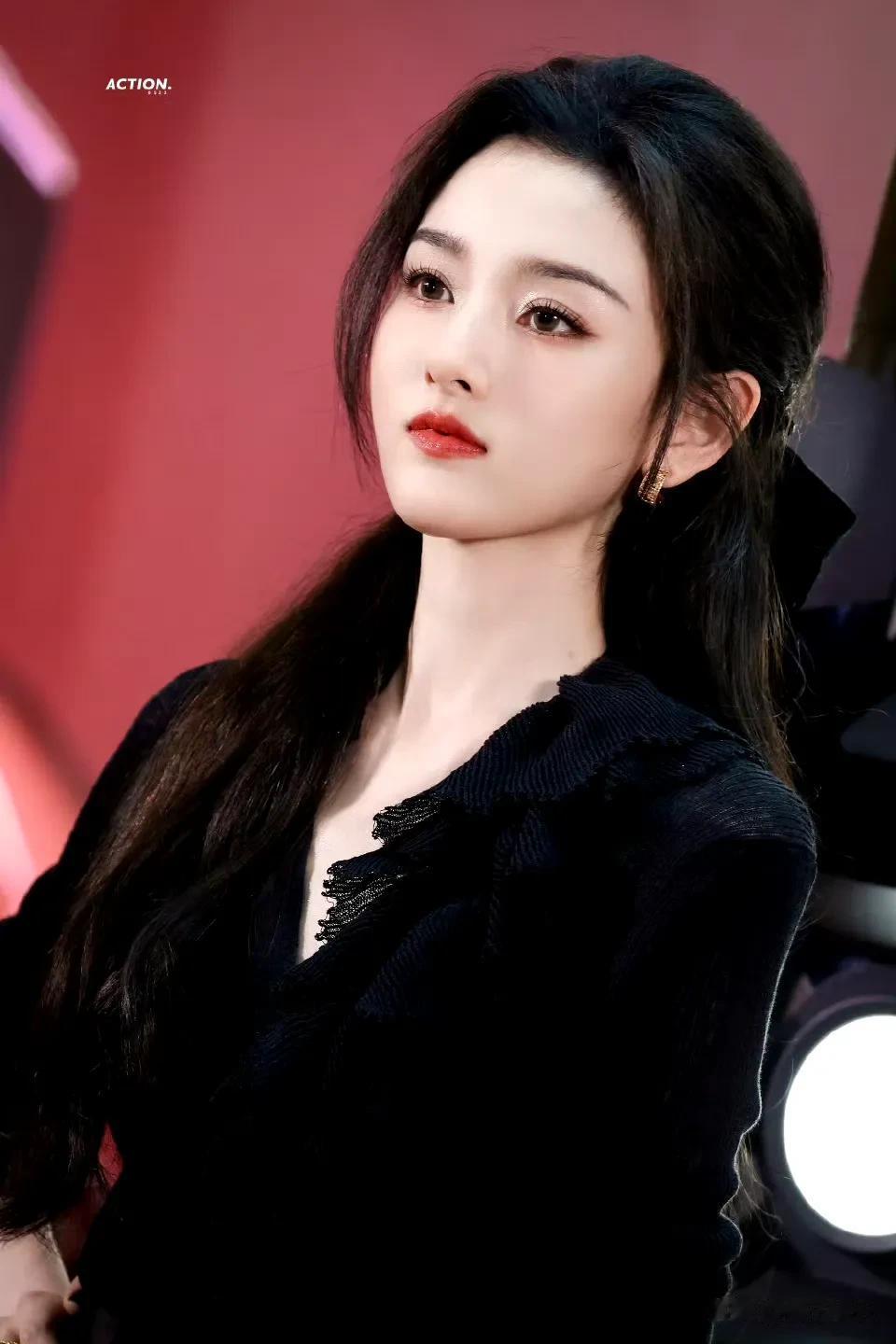 宋祖儿南京活动路透，头身比例太优越了，脸却精致的像洋娃娃