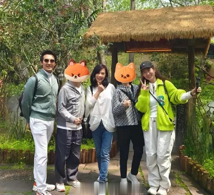 陈松伶和老公张铎游西湖，两个人的状态差距好大，女方太显老了