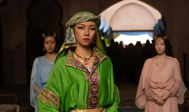 深扒高考争议，那尔那茜和1年前的李雪琴有2个共性，官媒也承认