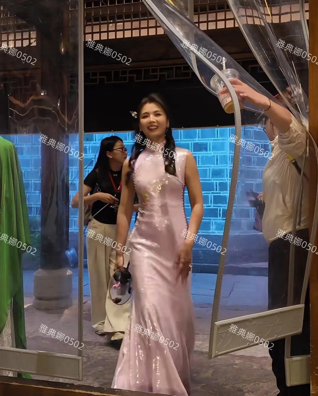 刘涛本人没有网上说的那么年轻漂亮，本人皮肤黝黑骨架大一脸苦相