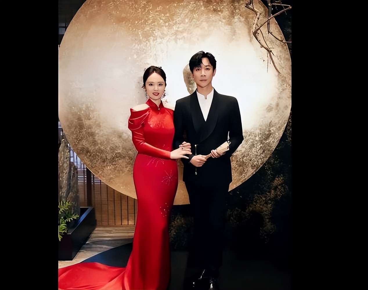 董璇婚后首次与张维伊同框,十指相扣走机场,评论区风评翻转