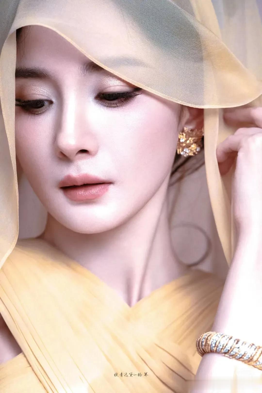 杨幂爱奇艺尖叫之夜造型优雅华丽