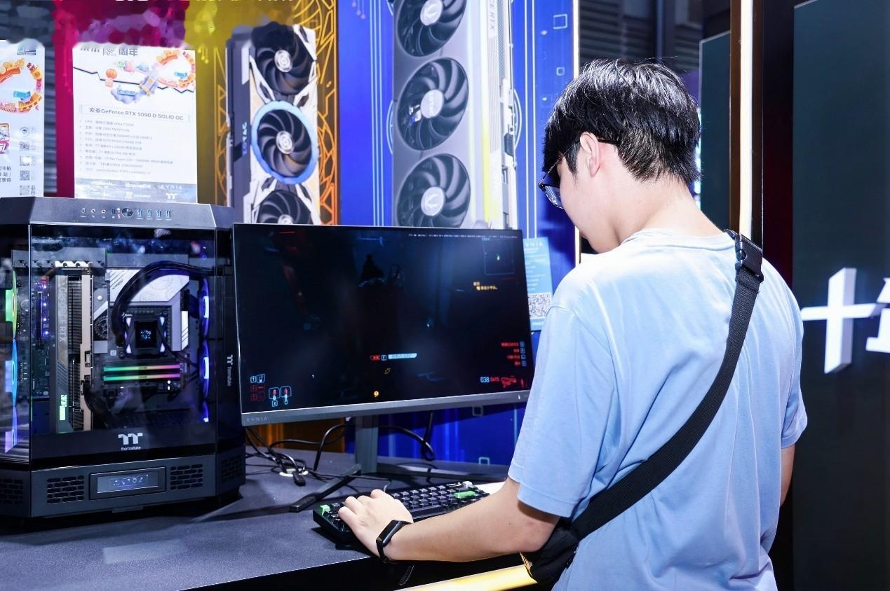 RTX 5080天启白色机甲美学太帅了 ChinaJoy2025索泰展台人气爆棚