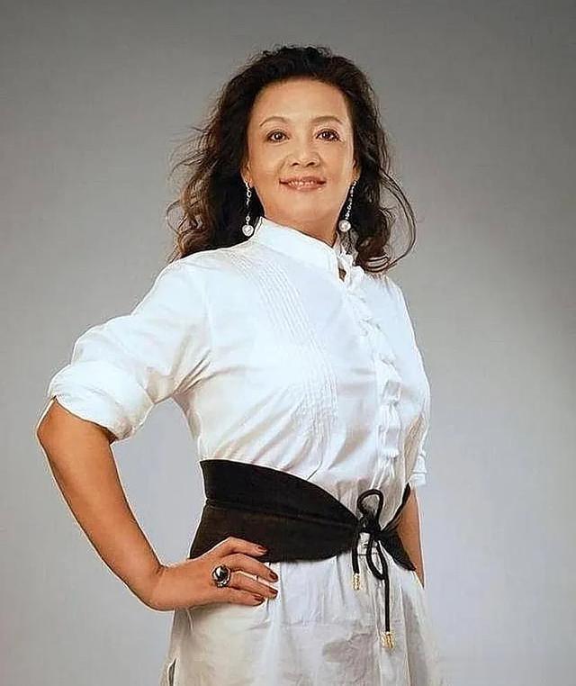 刚刚去查了一下张兰，一查真是惊掉了下巴！