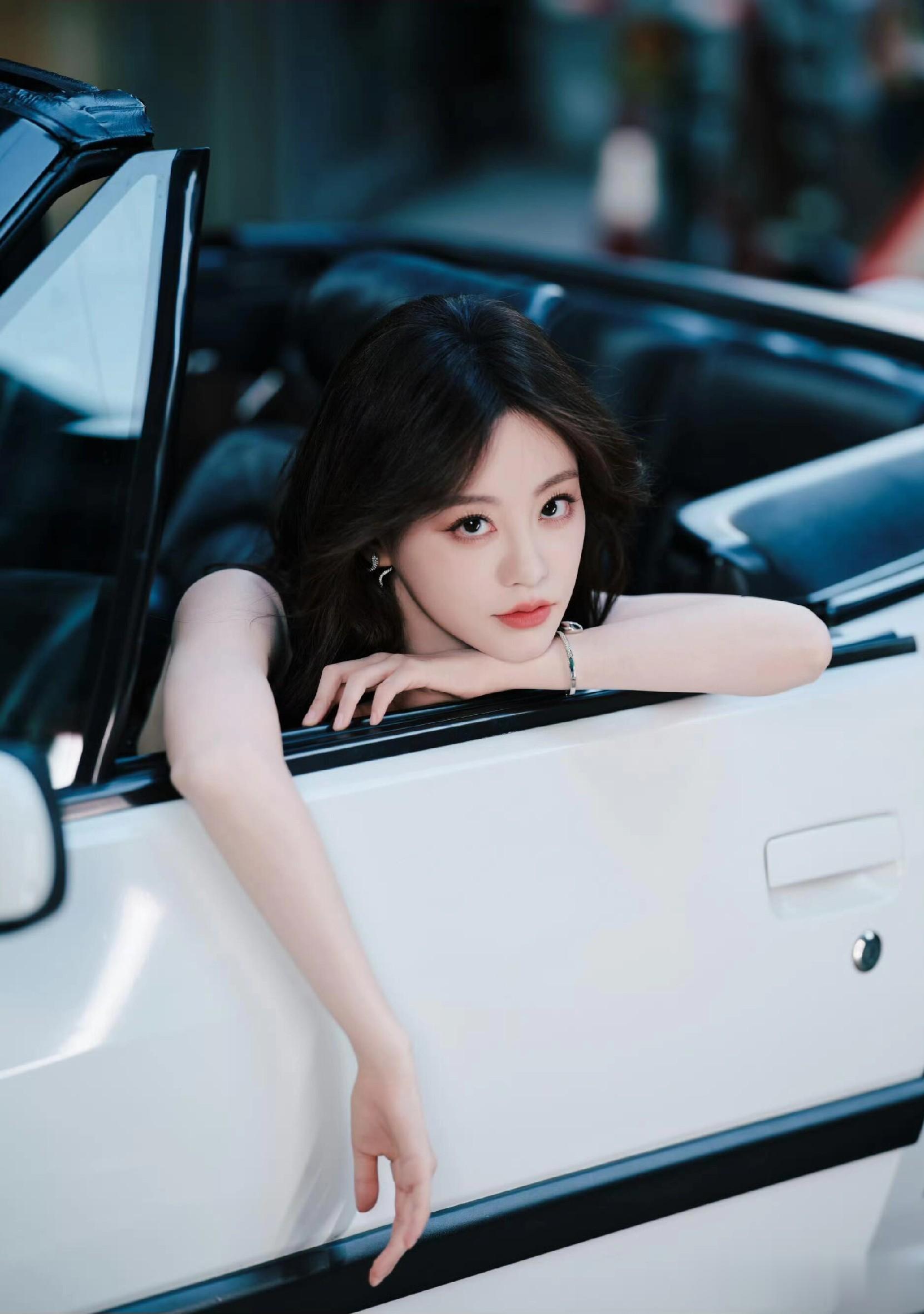 祝绪丹亮相实力派MAT年度盛典，身着黑纱礼裙勾勒出曼妙身姿好美