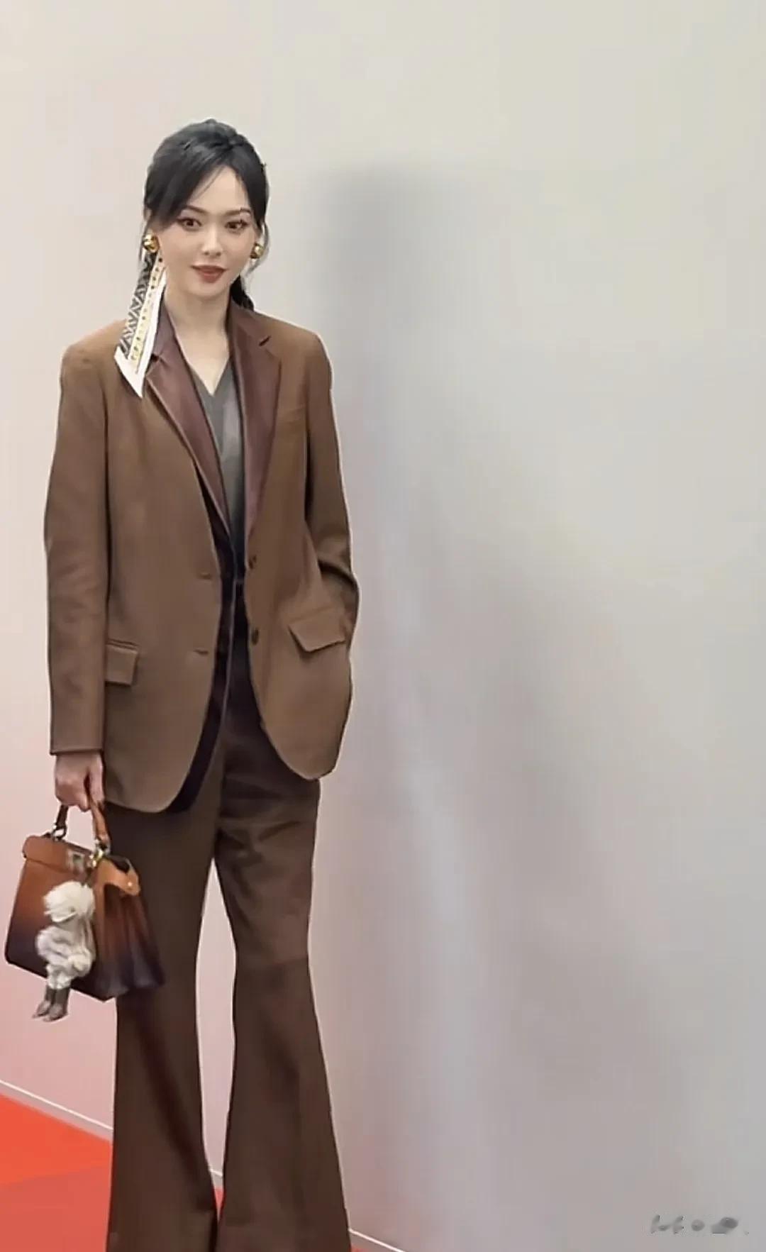 唐嫣身棕色调西装套装，内搭深灰衣物，发型精致