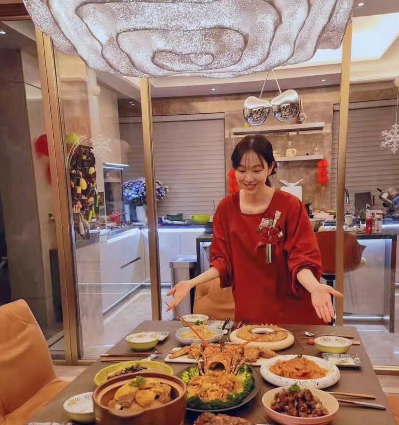 被曝与北京某银行长隐婚多年，宋丹丹干女儿现状，证实杨紫没说错