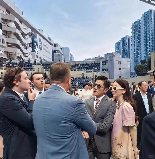 方媛挺孕肚和闺蜜逛街,她显怀了,她肚子很圆,孕晚期的她很灵活