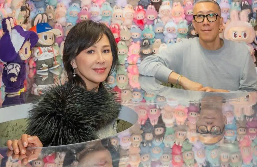 60岁刘嘉玲看展，黑裙短靴造型时尚又贵气