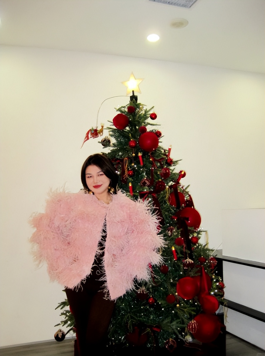 杨天真晒圣诞照！穿粉色羽毛流苏小香风显臃肿，叹放假比上学还累