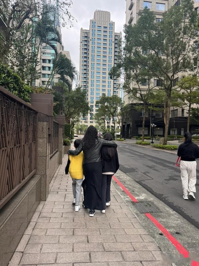 汪小菲爆暑假两娃行程,抚养权在手,S家无可奈何