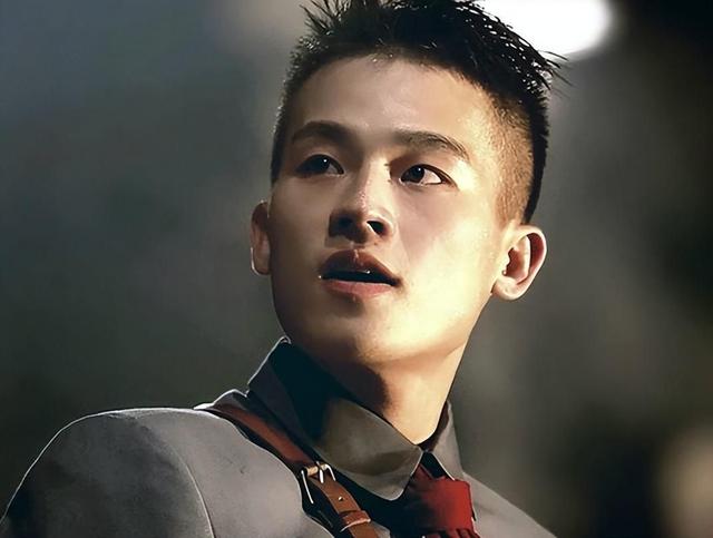 央视力挺！没想到32岁的欧豪，已悄悄走上“伯乐”谢霆锋的老路